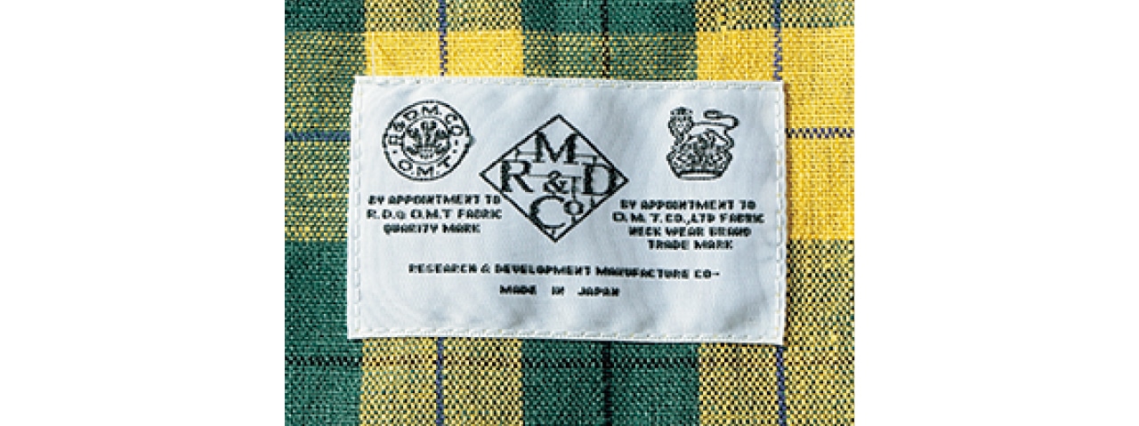 本来内側にあるブランドタグを裏側に施し、デザインの一部に採用！