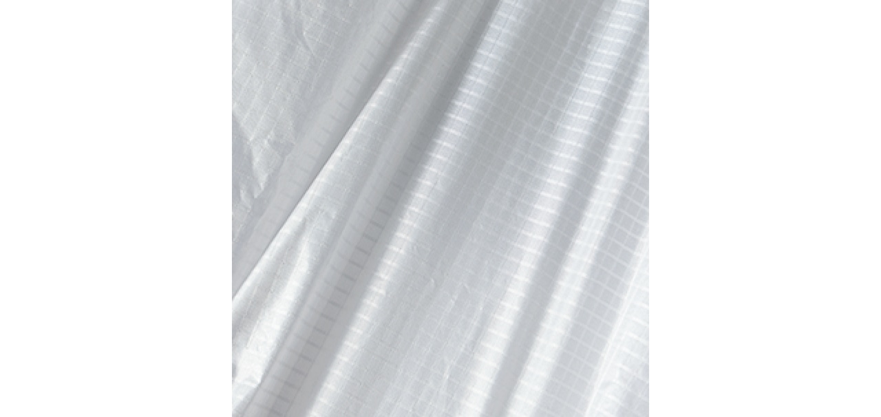 軽さと強度を兼ね備えたモンベルのオリジナルシェル素材「バリスティック®ナイロン」を使用。