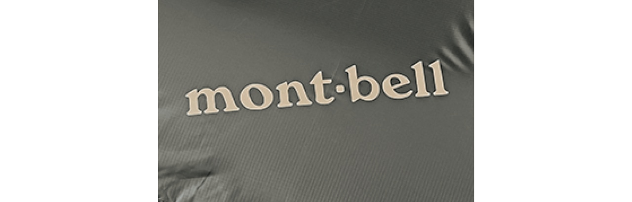 どちらのロゴも、さした際に地面と平行になるこだわり配置に。