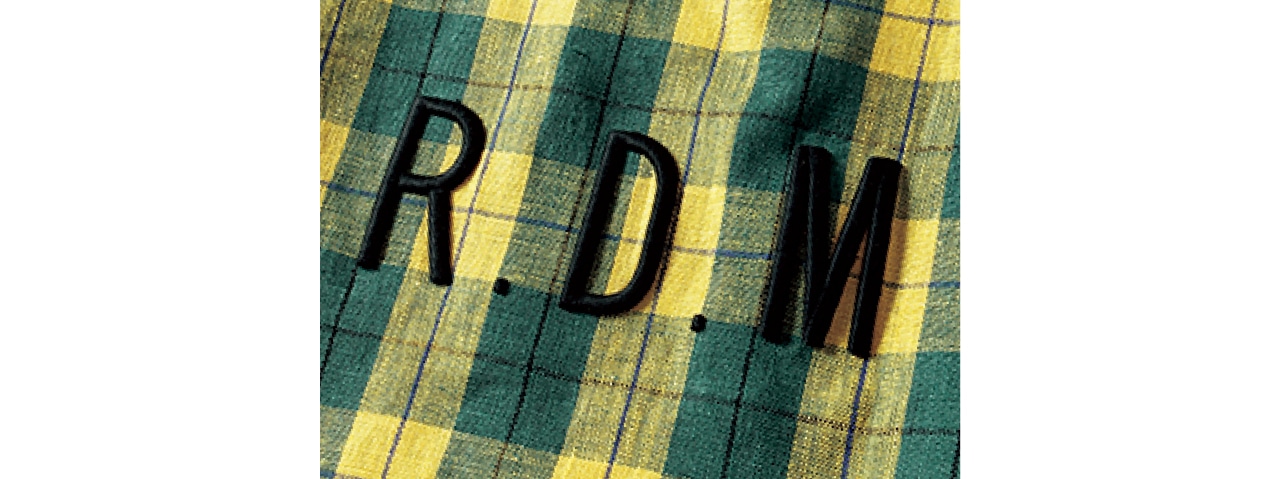 黒糸で描いた、ぷっくり愛らしい刺しゅうロゴをフロントに。