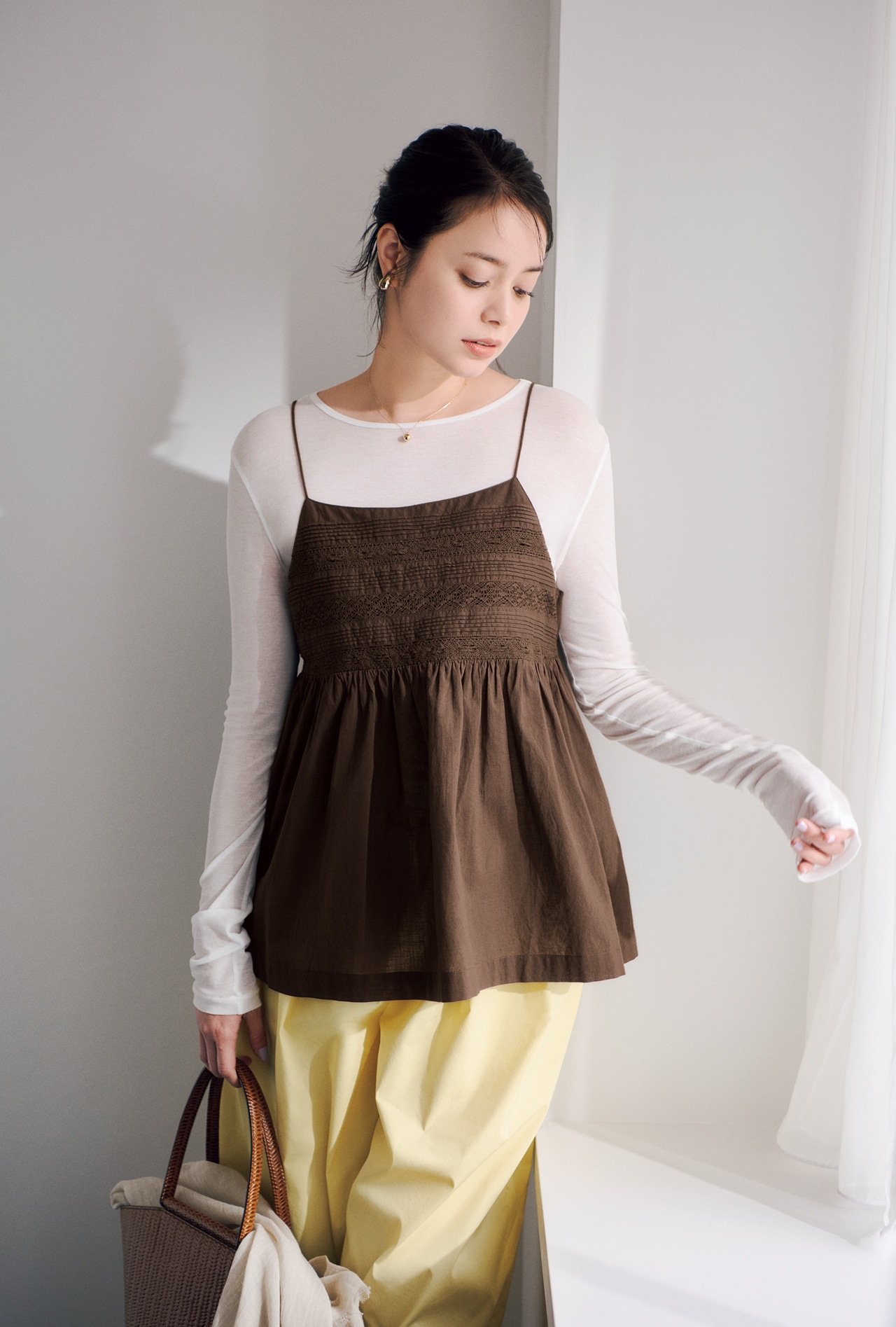 岸本セシルさんの12closet（トゥエルブクローゼット）【洗える】インドコットンレース切り替えキャミソールのコーデ