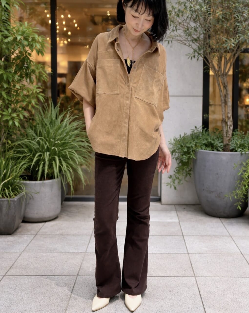 50代春コーデ　ミューズドゥドゥーズィエムクラス　スエードシャツジャケット