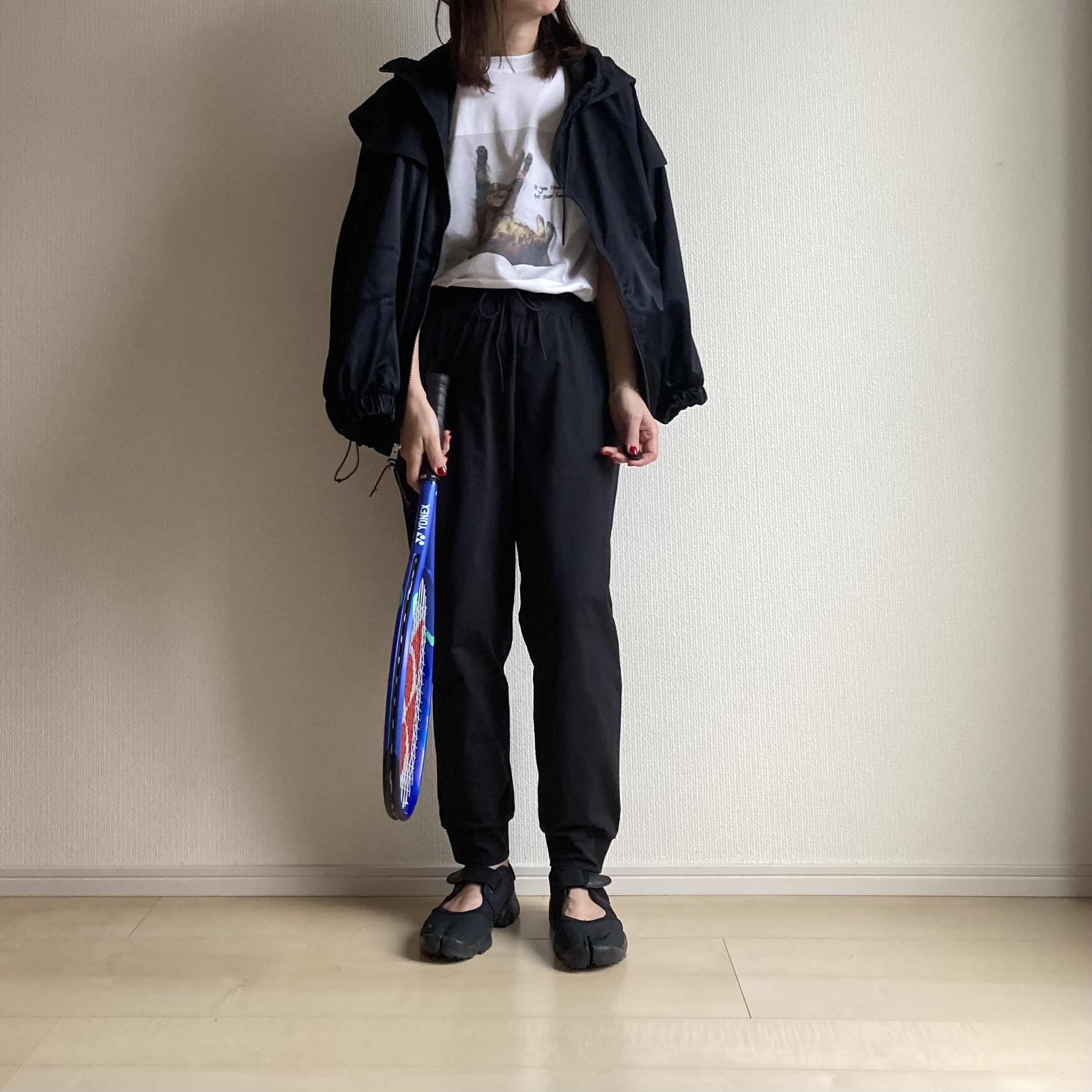 ヨネックスのテニスラケット、ナイキのエアリフト、ユニクロ細見えジョガーパンツ、清水奈緒の愛猫Tシャツ、40代のスポーツウェアコーデ。