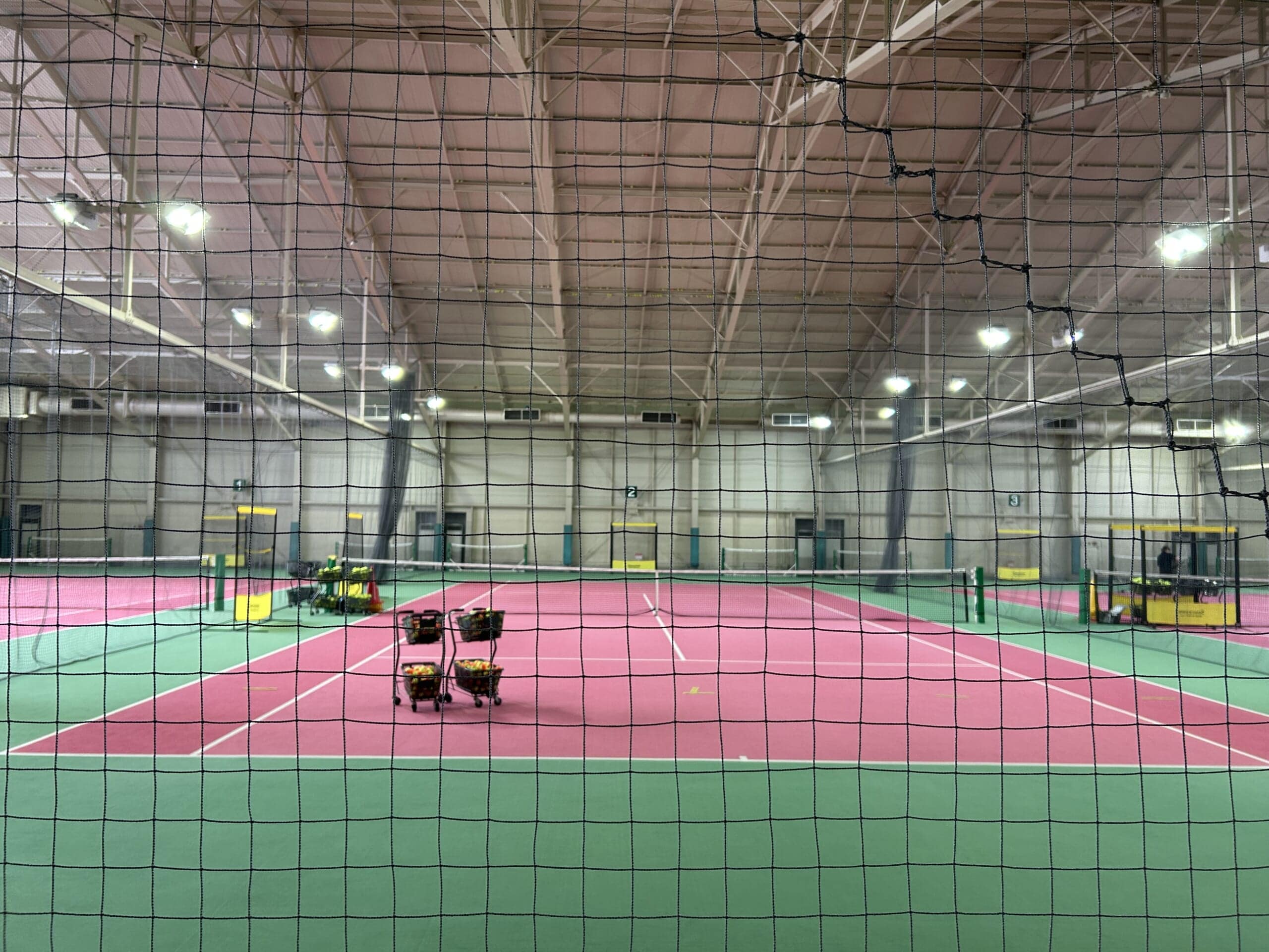 屋内テニスコート、レンタルテニスコート、子どもと一緒に楽しめるテニス。テニスウエア紹介。