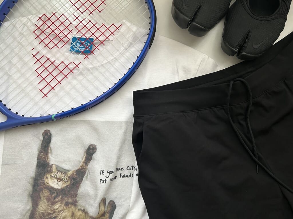 ヨネックスのテニスラケット、ナイキのエアリフト、ユニクロ細見えジョガーパンツ、清水奈緒の愛猫Tシャツ、40代のスポーツウェア。