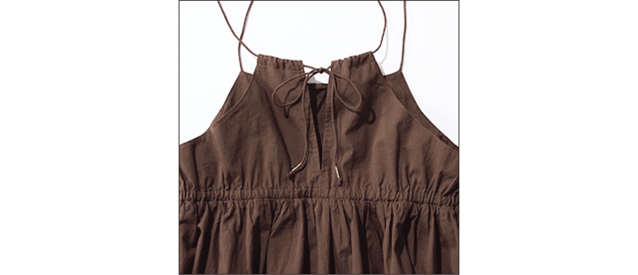 後ろの結び目を変えることで、肩ひもの長さが調節可。ひも先にゴールド糸を巻き、ほんのりエスニックな表情に。