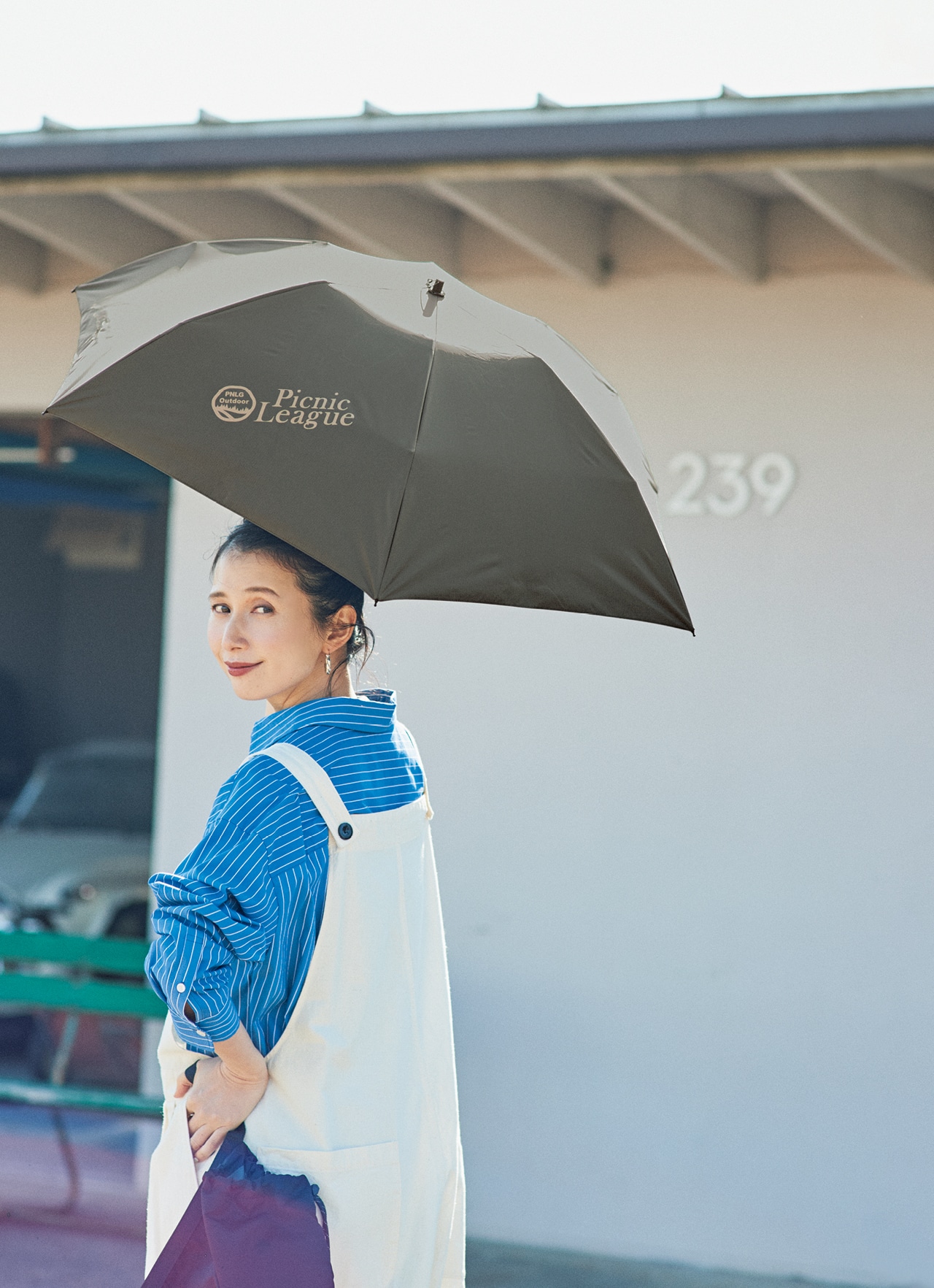 kazumiさんの20th Anniv. LEE限定 mont-bell(モンベル)【UVカット】【晴雨兼用】【LEEマルシェ20th別注】Picnic Leagueロゴ入り/トラベルサンブロックアンブレラ55のコーデ