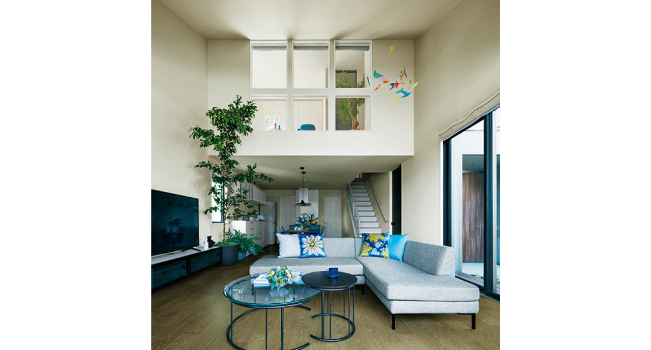 1階リビングと2階多目的空間が、勾配天井でつながる「上下空間連続設計」で広々。