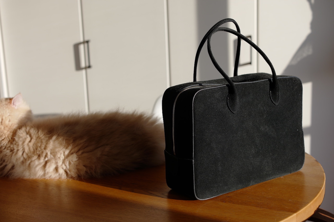 メゾンカナウ スタイリスト佐藤佳菜子さんboutique 310別注「BOX BOSTON（L）」SUMIKUROスエードのサイド