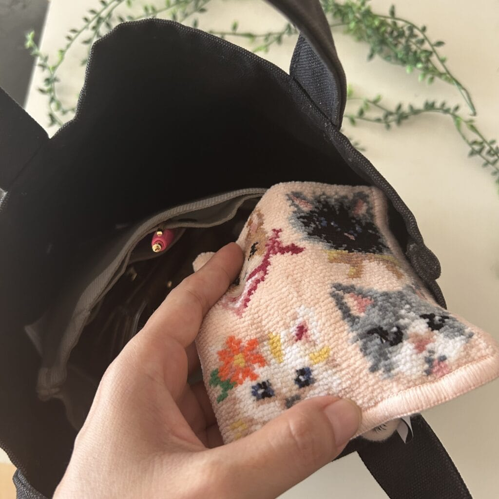 ラブラリーバイフェイラー「ラブラリープリティーキャッツ ハンカチ」バッグから出すところ