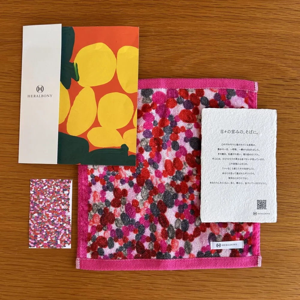 ヘラルボニー「タオルハンカチ シアワセピンク」