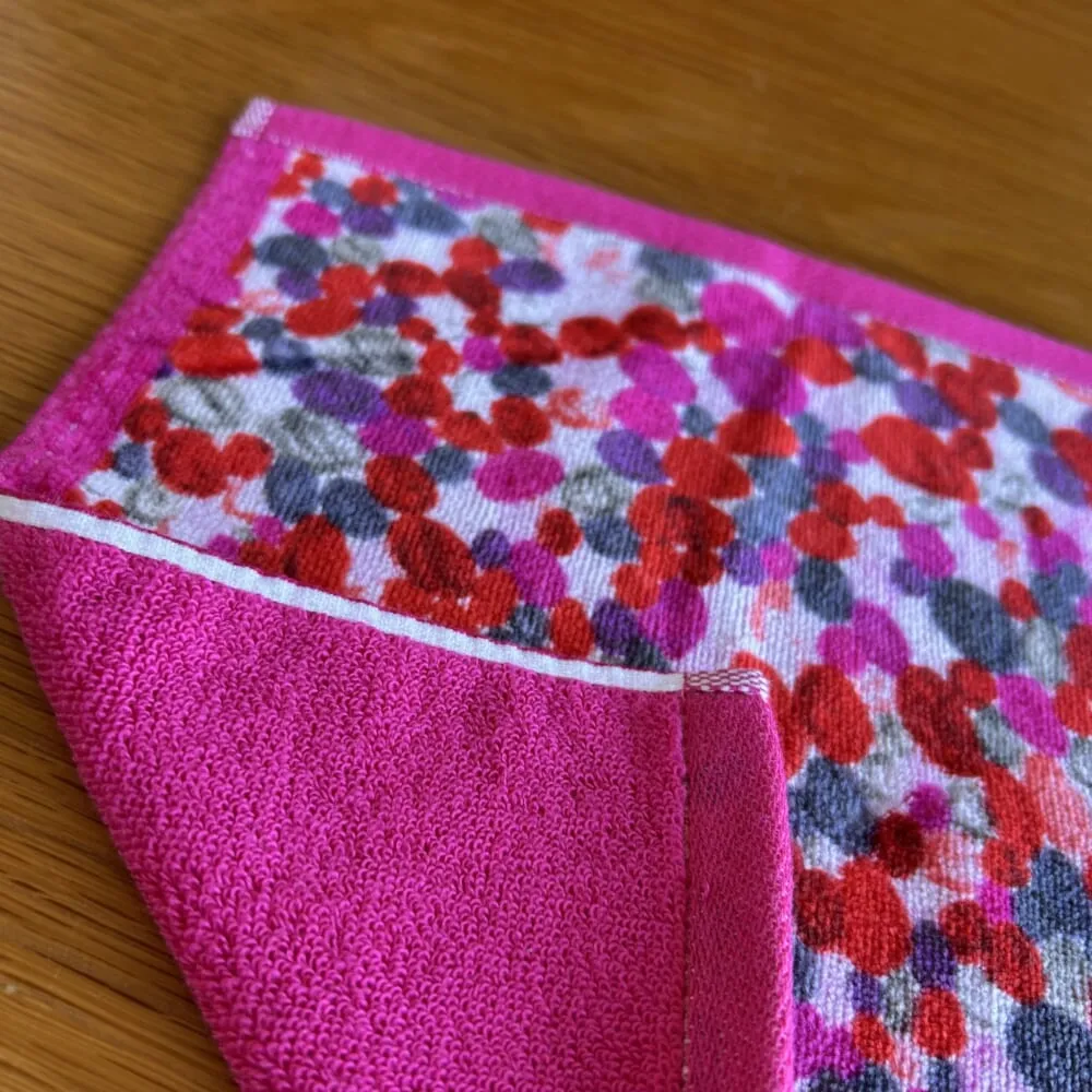 ヘラルボニー「タオルハンカチ シアワセピンク」裏をめくったところ