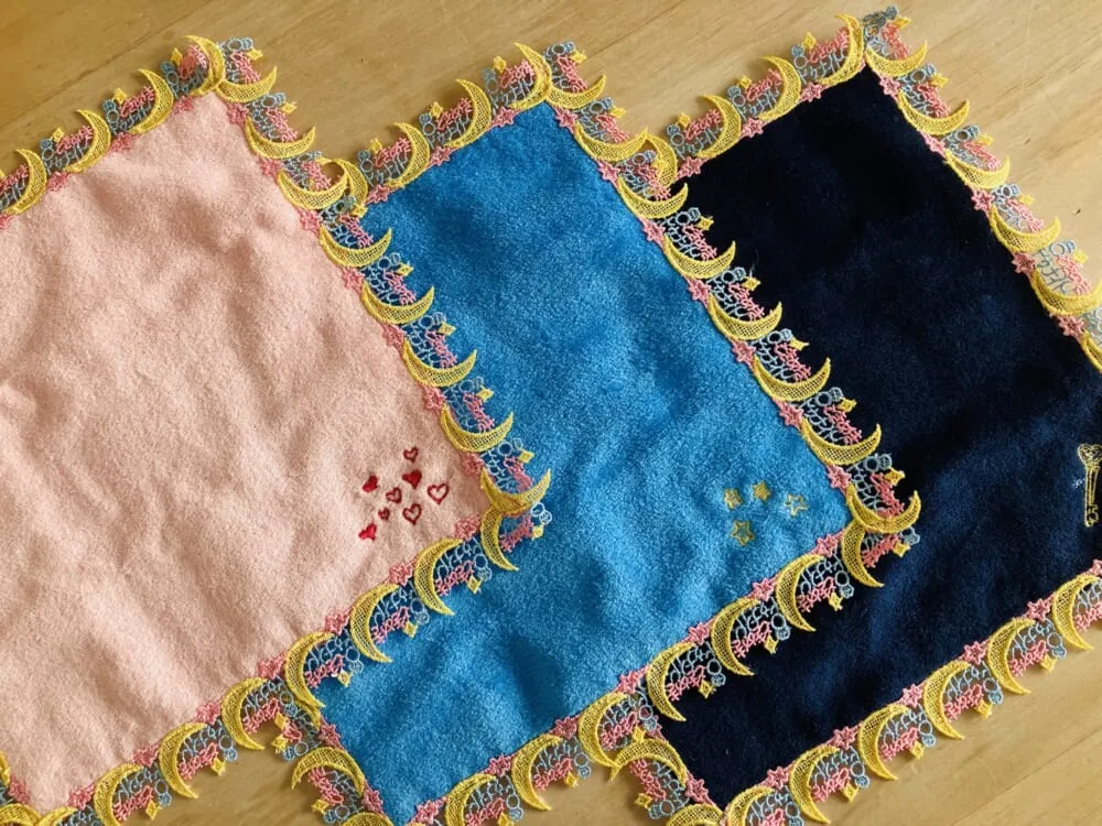 「LEE別注 ときめきトゥナイト×近沢レース店 コラボタオルハンカチ3色セット」広げたところ