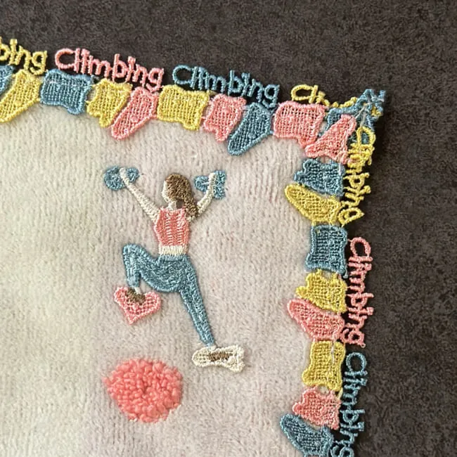 近沢レース店「シーズンタオルハンカチ/ボルダリング(ピンクMIX)」レースのアップ