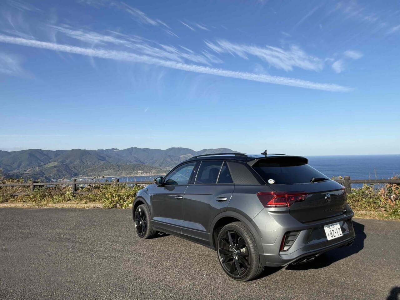 フォルクスワーゲンT-Rocを後ろから撮影