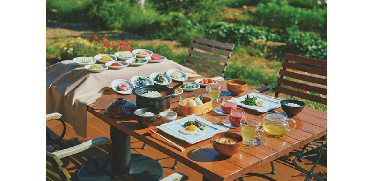 敷地内のニワトリ小屋でとれた新鮮な卵を使った朝食（イメージ）
