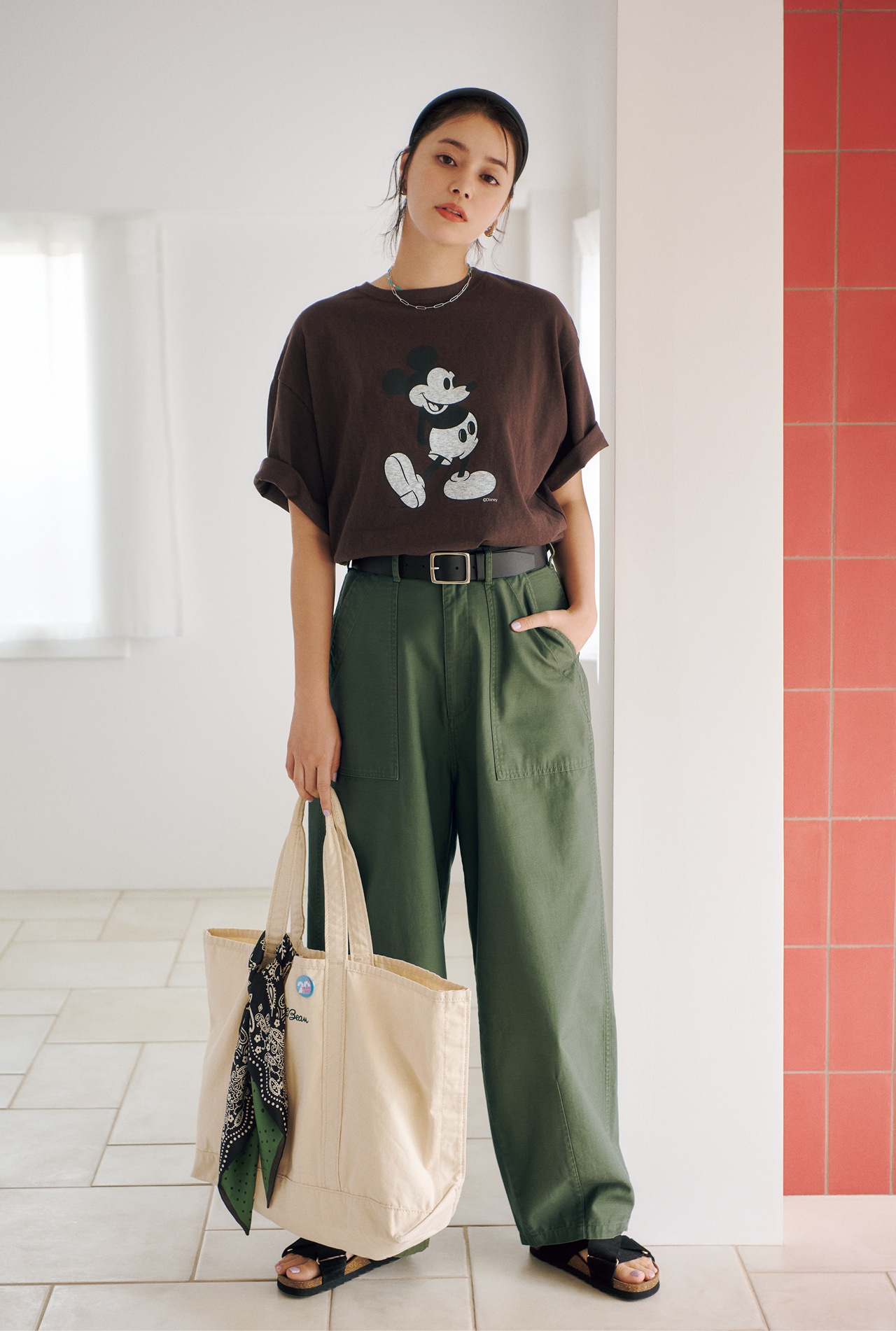 岸本セシルさんの20th Anniv. LEE限定 Americana(アメリカーナ)【洗える】【LEEマルシェ20th別注】Mickey Print TEE(バッジ付き)のコーデ