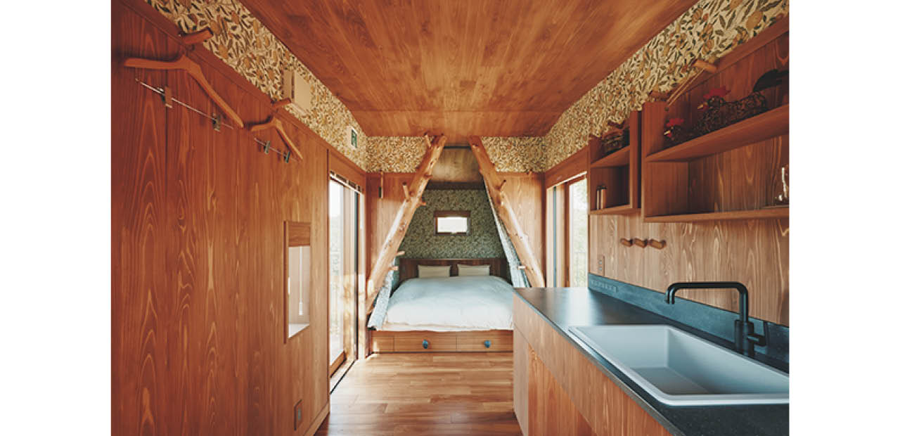 木に包まれるような室内から、窓の外に広がる景色を眺めていると、深呼吸したくなる心地よさ