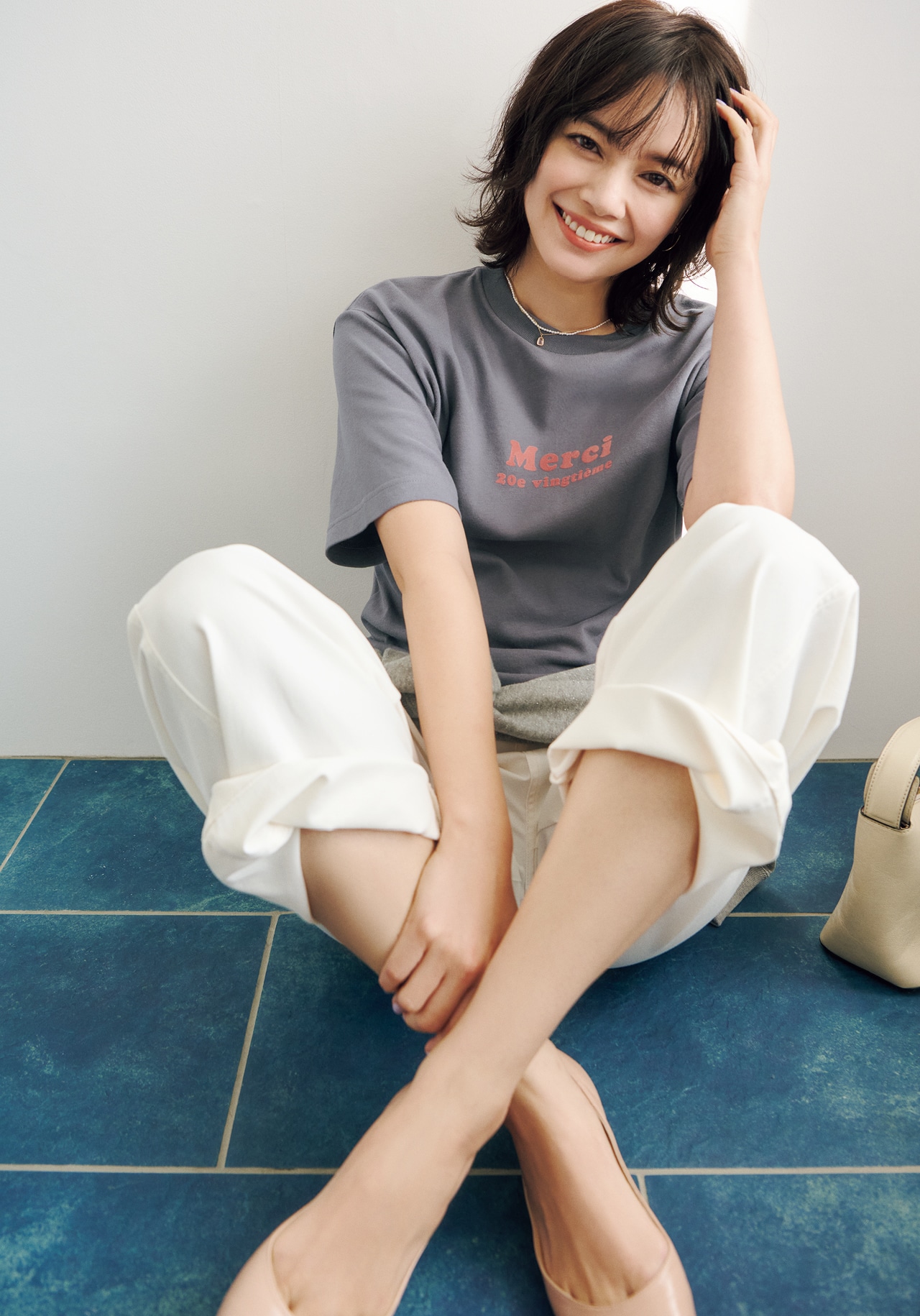岸本セシルさんの20th Anniv. LEE限定 12closet(トゥエルブクローゼット)【洗える】USAコットン Merci Tシャツ グレージュのコーデ