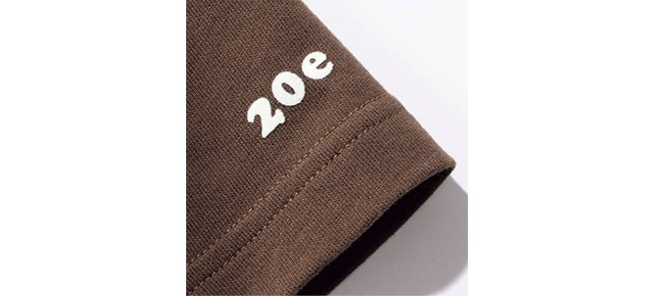 袖口にも20周年を記念する「20e」のロゴをあしらい、可愛さ満点です。