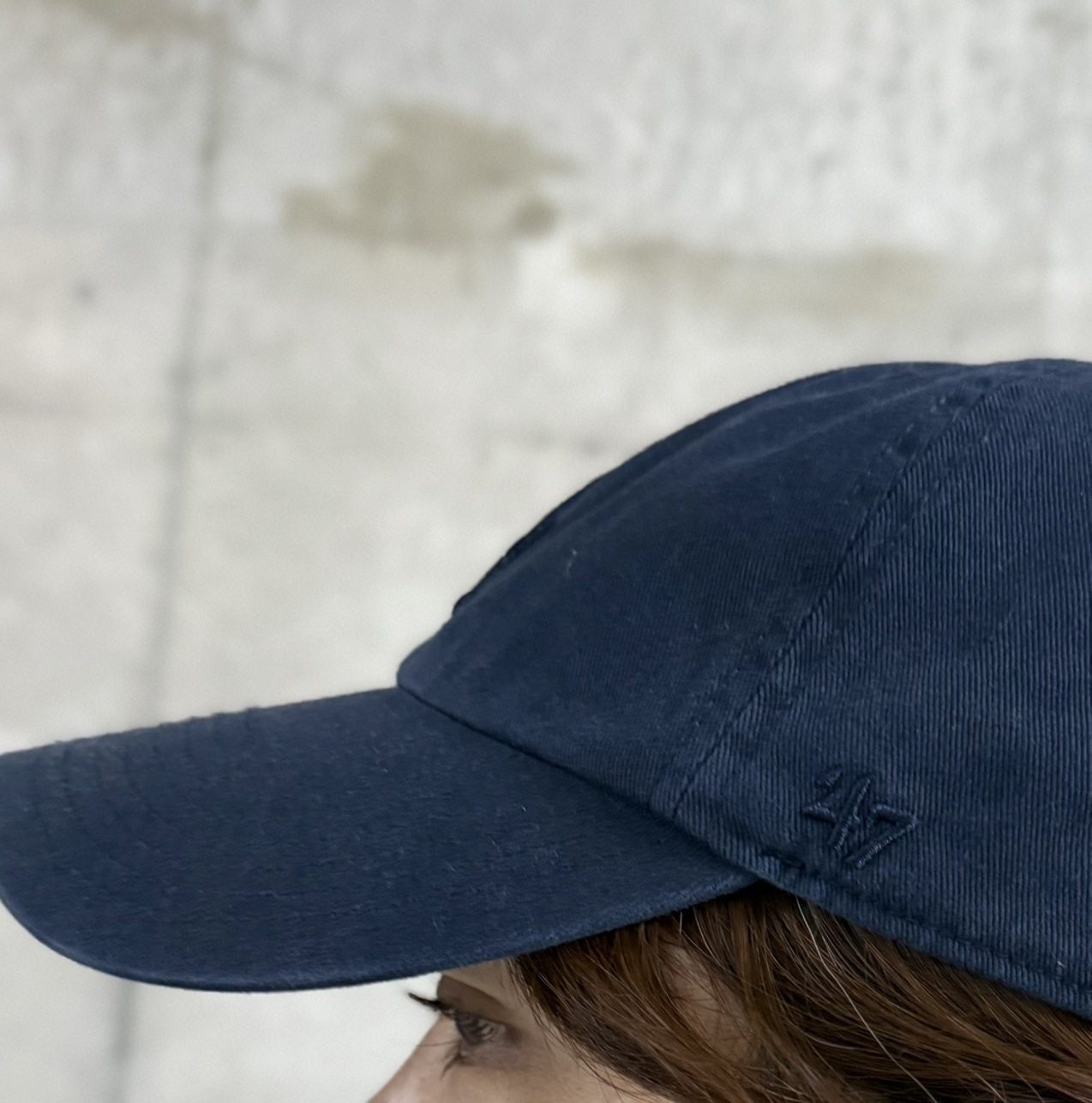 '47（フォーティセブン）キャップをかぶるスタイリスト徳永千夏さん「おやこども名品」横からみたところ