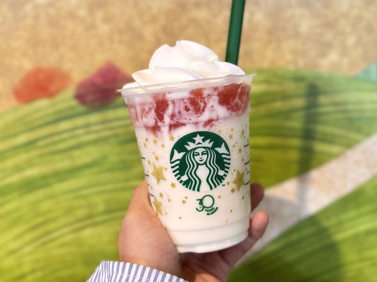 THEフラペチーノ®ofフルーツ‐オン‐トップ‐ヨーグルトwithクラッシュナッツ1