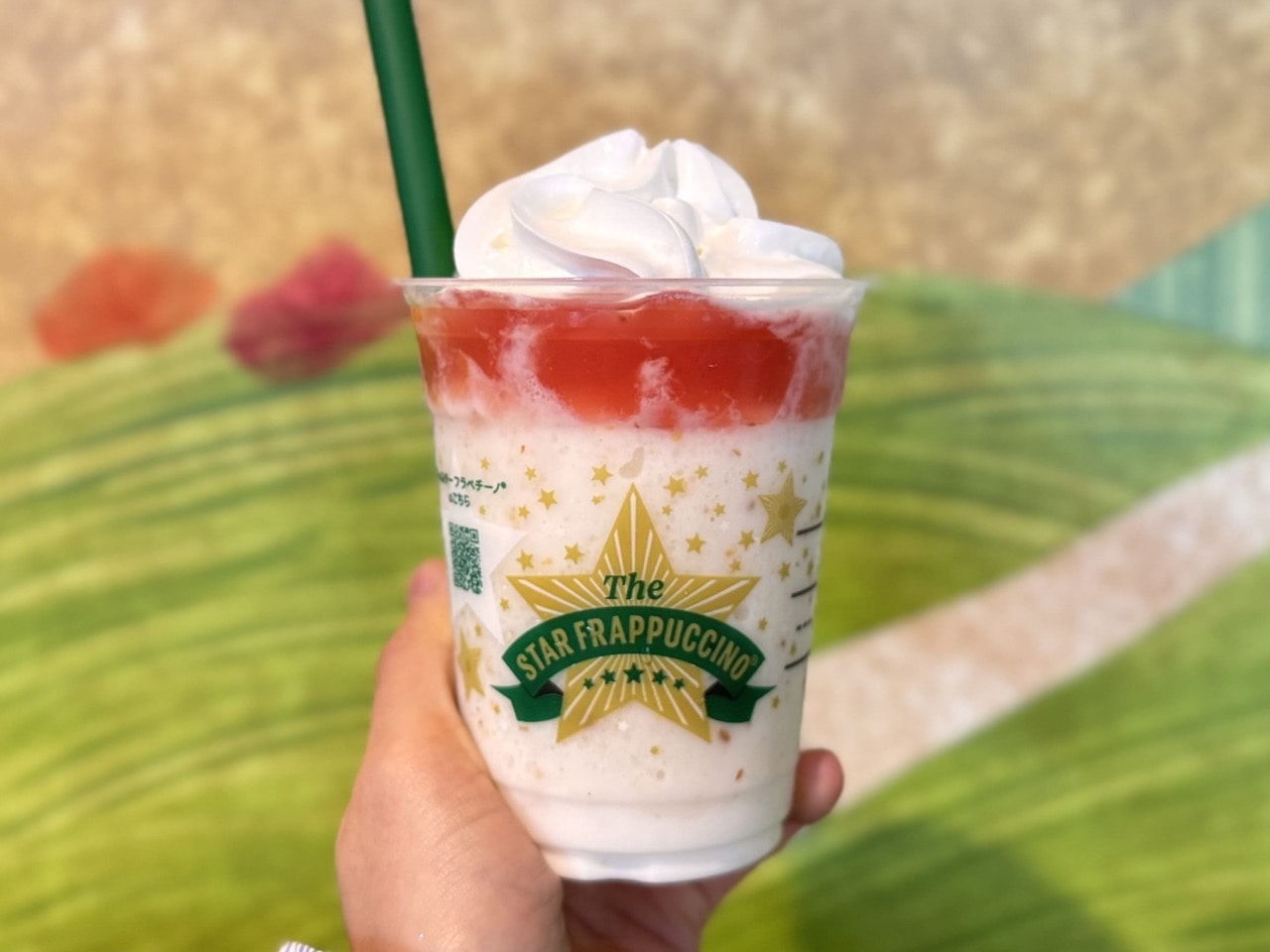 THEフラペチーノ®ofフルーツ‐オン‐トップ‐ヨーグルトwithクラッシュナッツ2