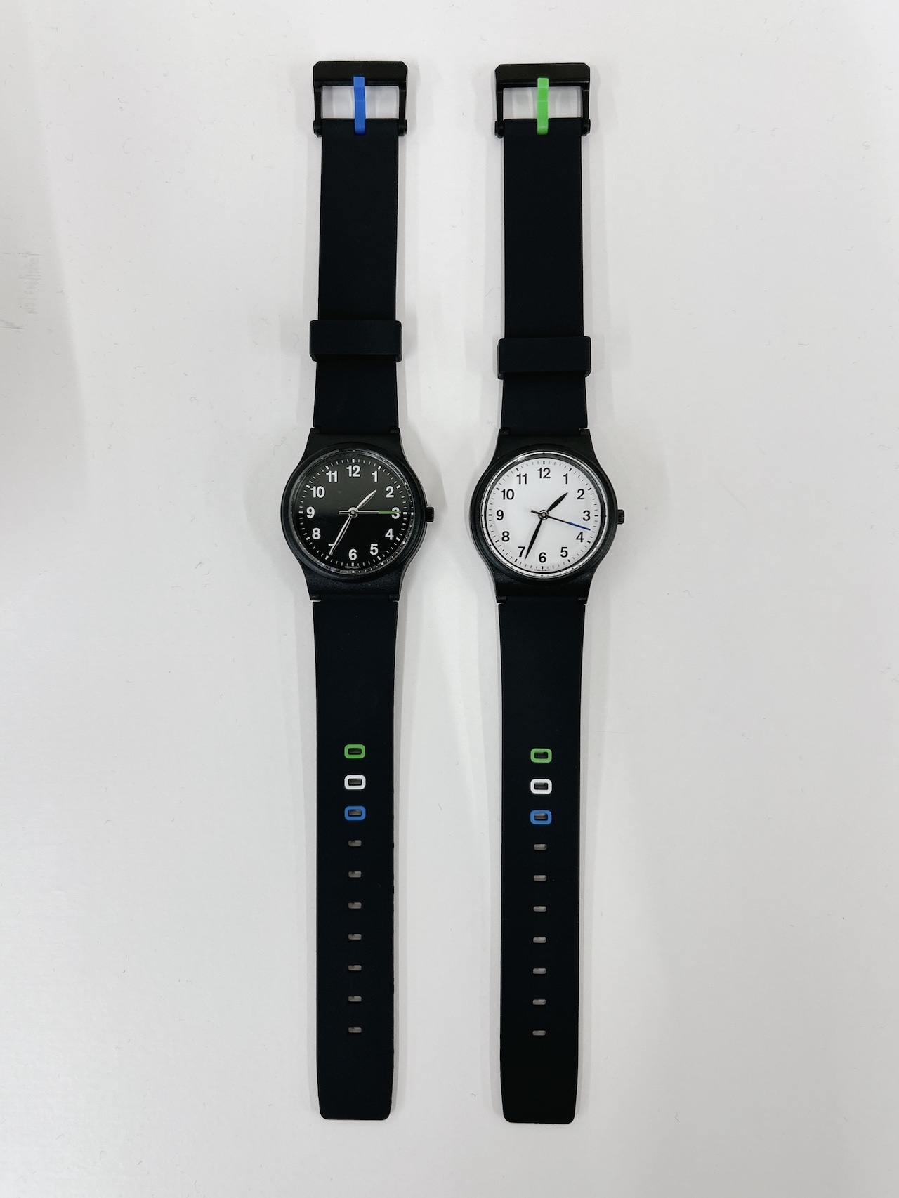 ファミリーマートとシチズン時計の共同開発「腕時計」しろ、くろ