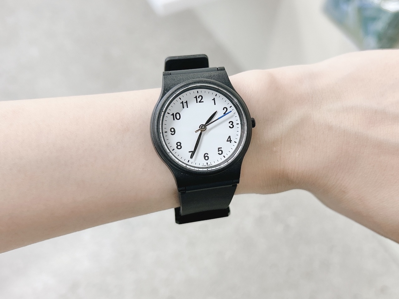 ファミリーマートとシチズン時計の共同開発「腕時計」しろを装着