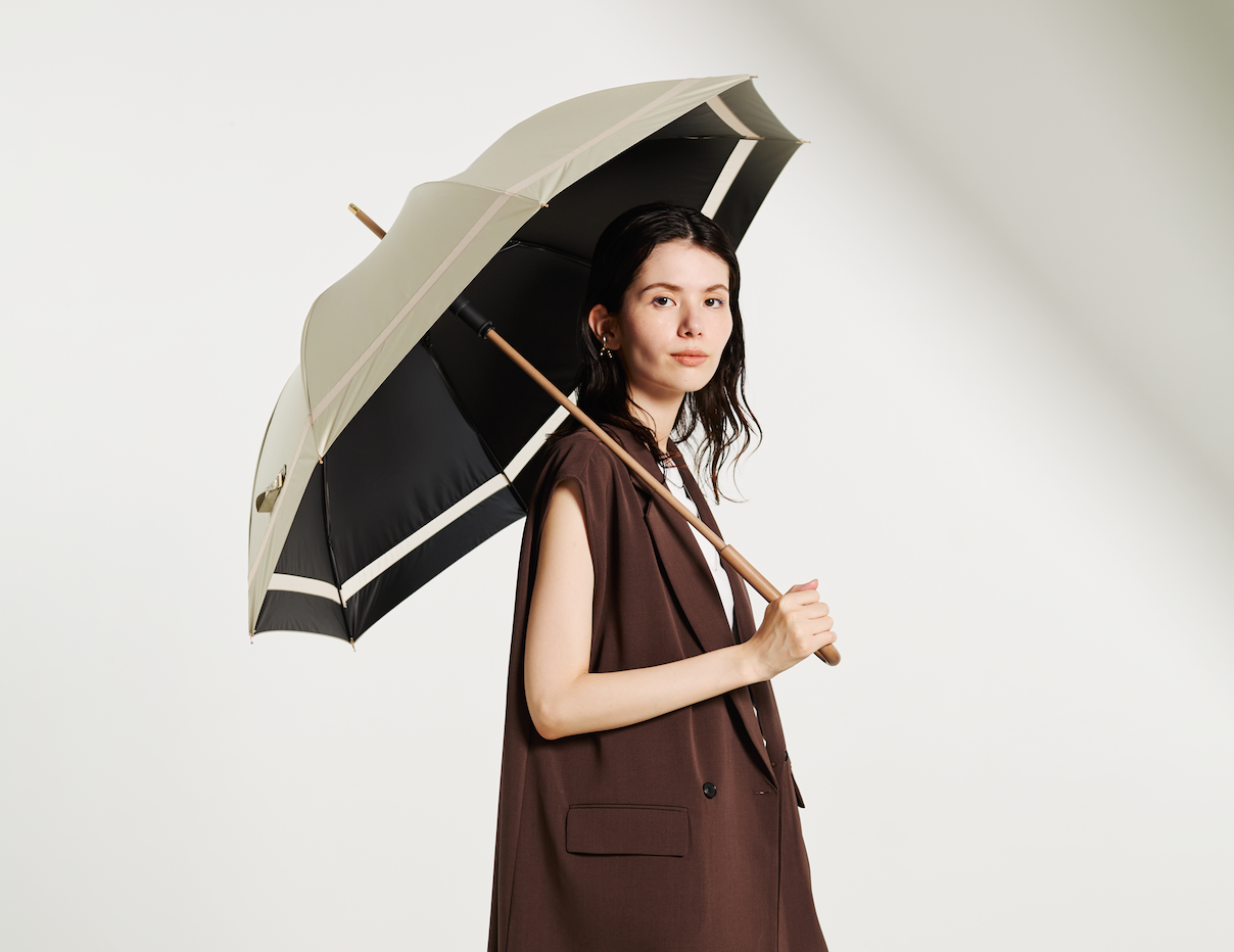 親骨55cmの日傘をさす女性