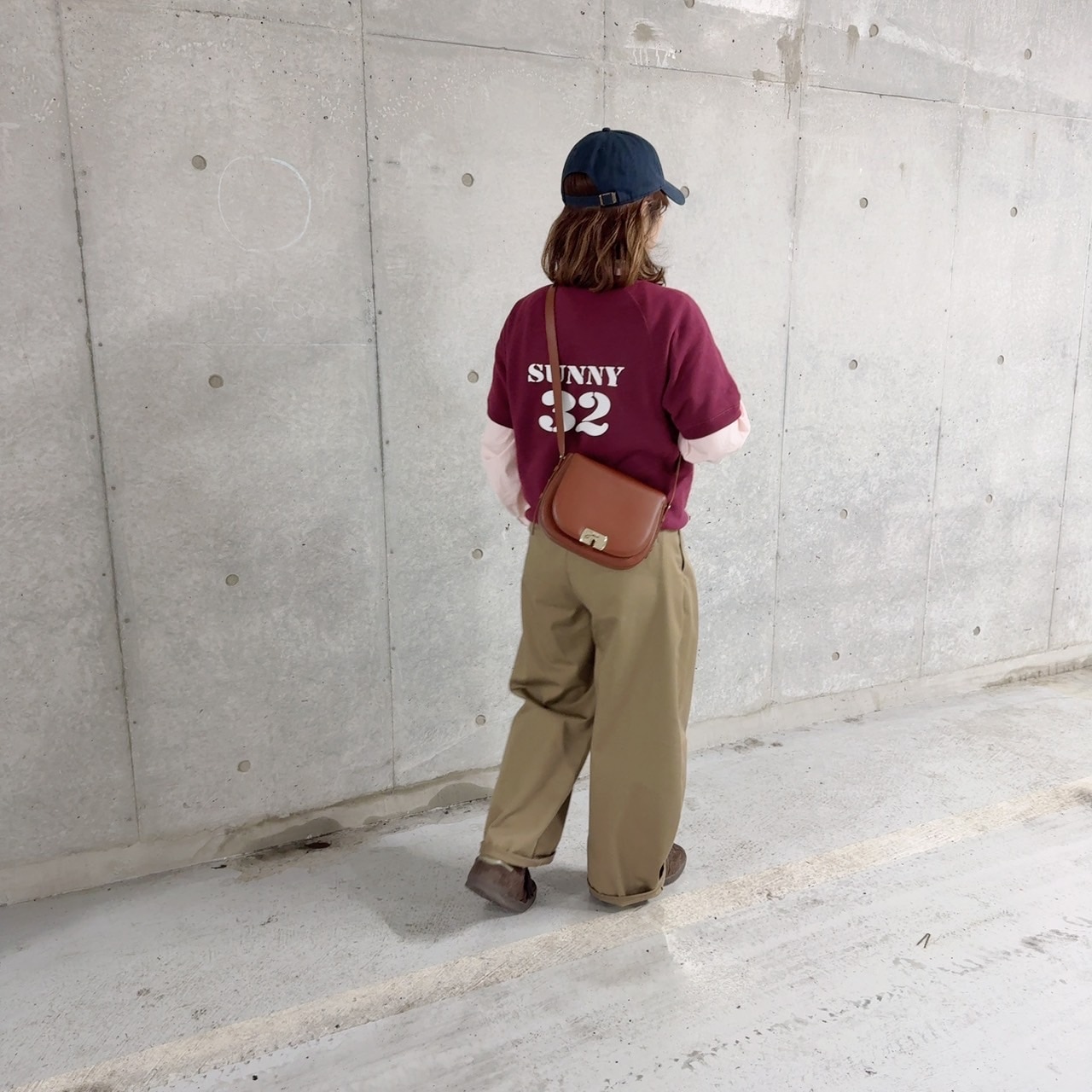 '47（フォーティセブン）キャップをかぶるスタイリスト徳永千夏さん全身コーデ（後ろ姿）