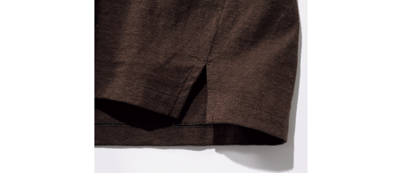 両サイドにはスリットを入れ、インでもアウトでも決まるのでコーディネートの幅が広がります。