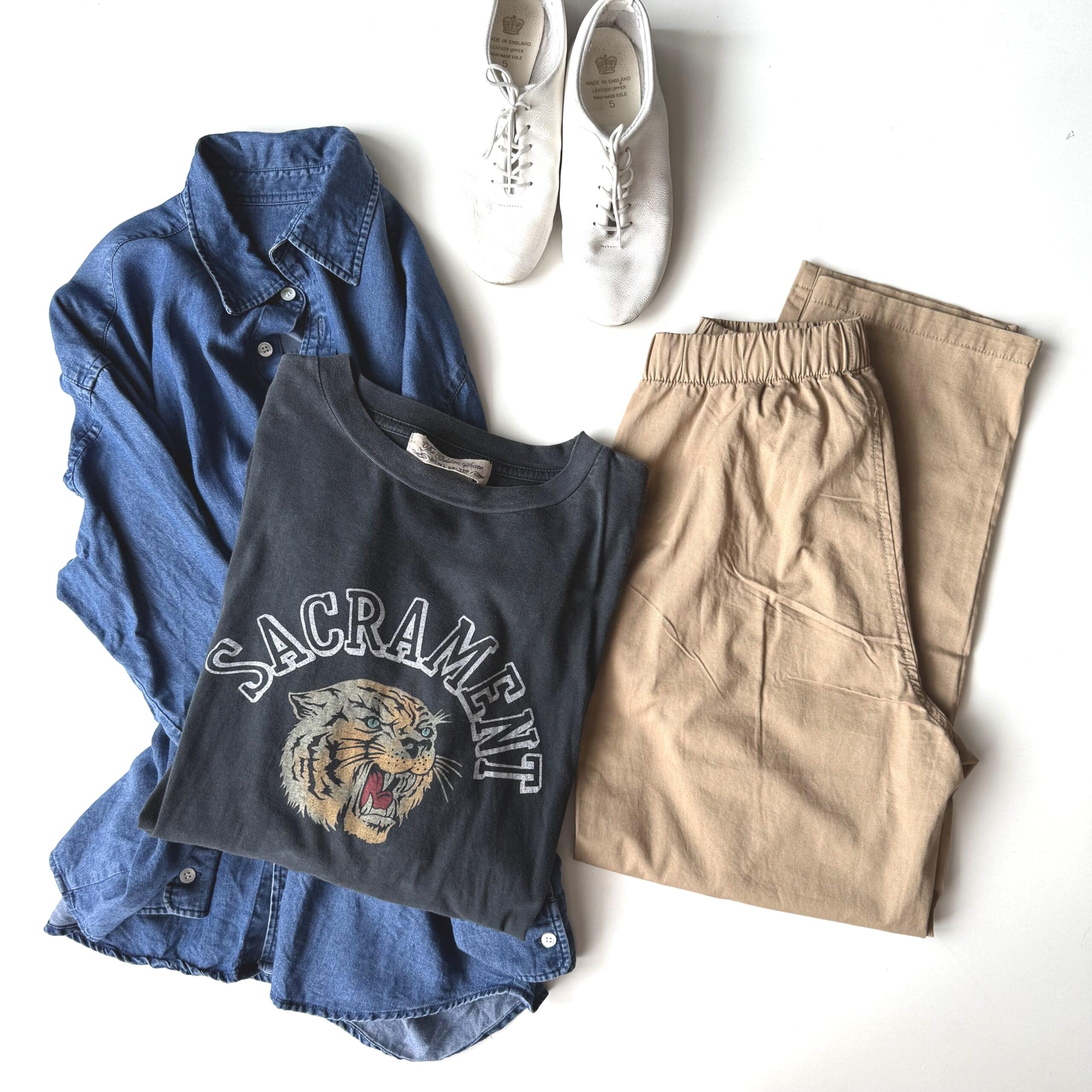 SLOBE IENA デニムライクシャツ、CROWN ダンスシューズ、婦人 洗いざらし　コットンイージーテーパードパンツ婦人Ｓ・ベージュ、REMI RELIEF（レミレリーフ）のJEANS FACTORY別注・ビッグシルエットのSP加工プリントTシャツ