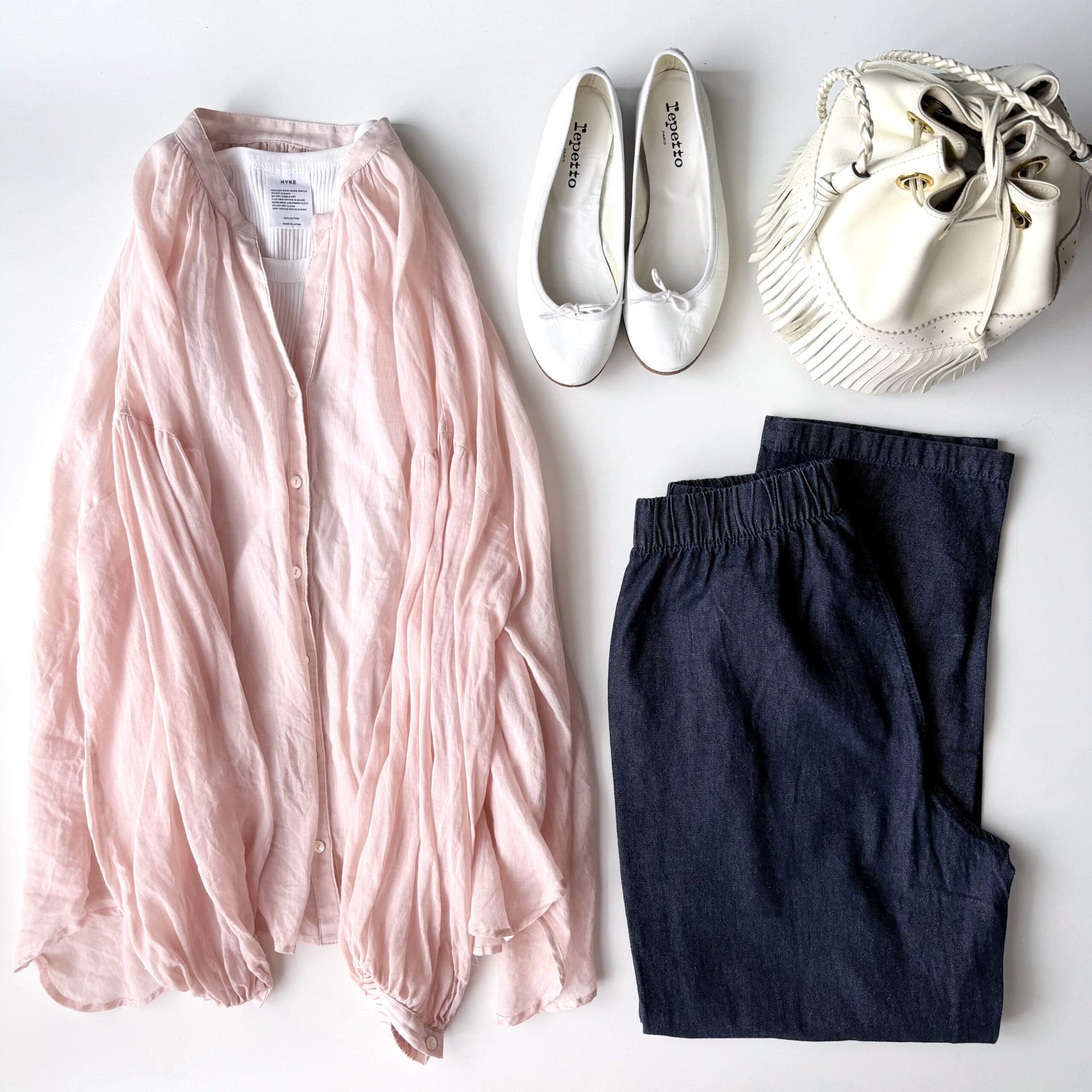 SLOBE IENA ラミースキッパーシャツ、HYKE　タンクトップ：Repetto　シューズ　J&M Davidson　バッグ、無印良品 婦人 洗いざらし デニムイージーテーパードパンツ婦人Ｓ・ダークネイビー