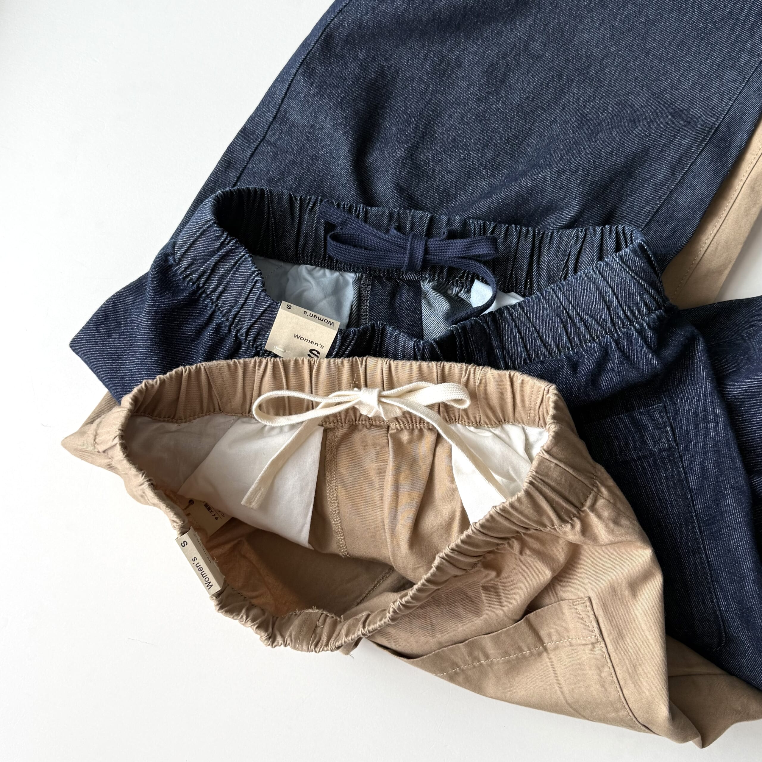 婦人 洗いざらし デニムイージーテーパードパンツ婦人Ｓ・ダークネイビー、 右：婦人 洗いざらし　コットンイージーテーパードパンツ婦人Ｓ・ベージュ