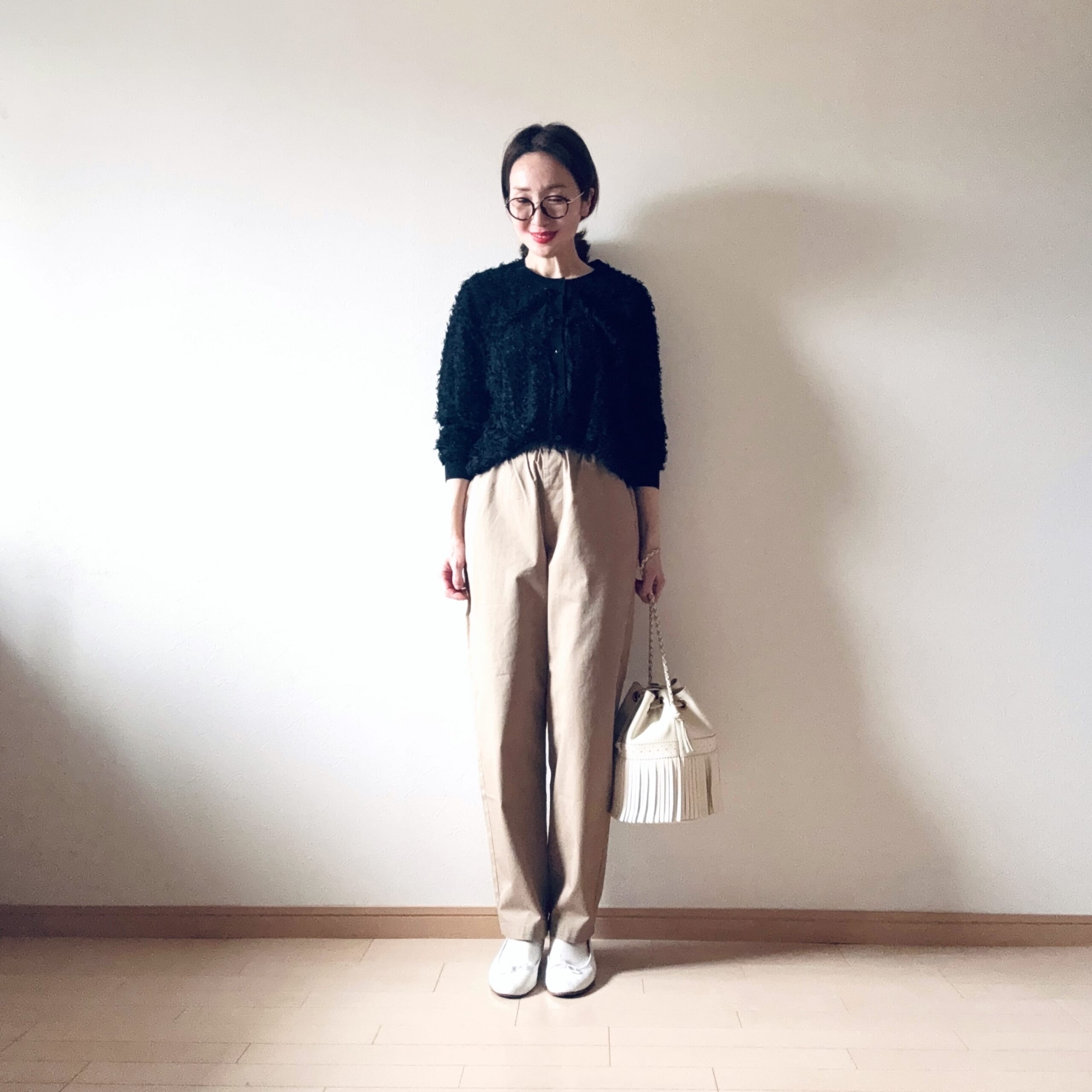 DRAWER カーディガン、Repetto　シューズ　J&M Davidson　バッグ　婦人 洗いざらし　コットンイージーテーパードパンツ婦人Ｓ・ベージュ