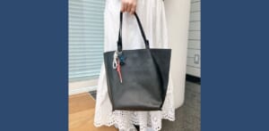 仕事や学校行事にちょうどいい「黒いレザーのトートバッグ」が新相棒！A4書類もPCも収納できる「12closet」新作バッグ／編集N恵のお買い物