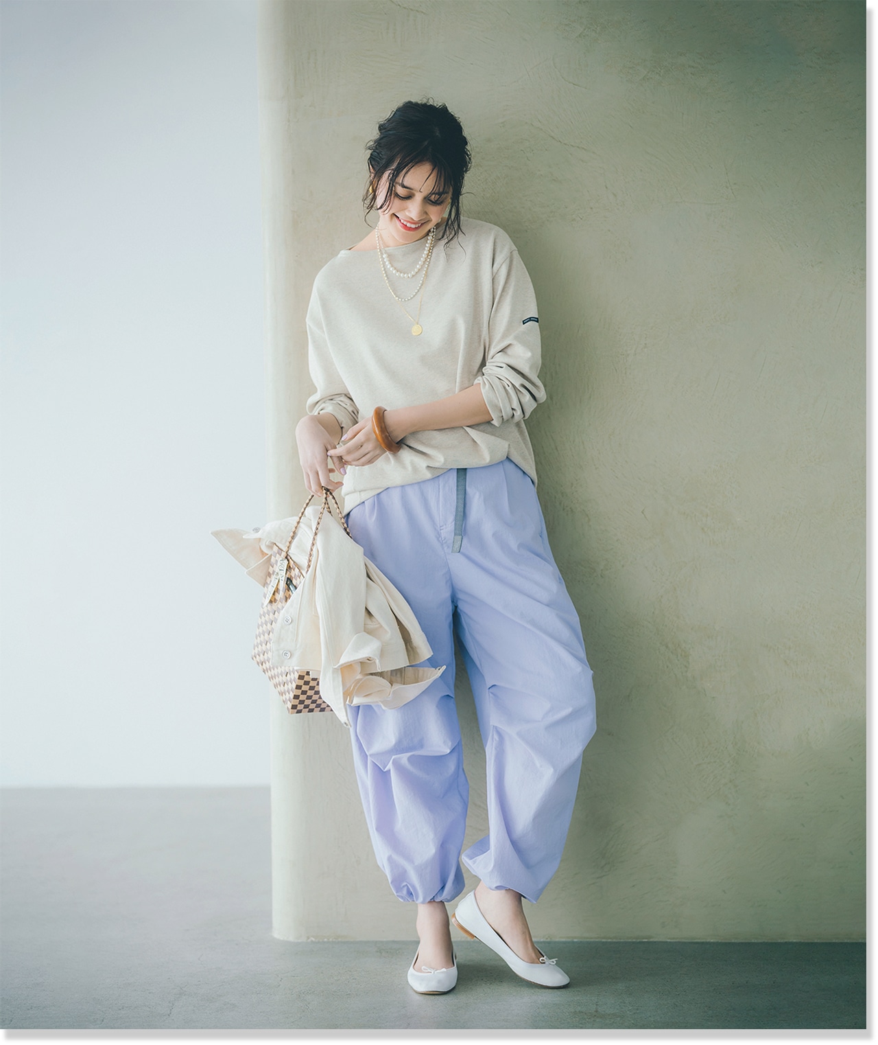 2026LEE5月号『毎日パンツ派!のための“変わり映え”する春おしゃれ』の『「カジュアルカラーパンツ」配色実例』Purpleパンツのコーデ