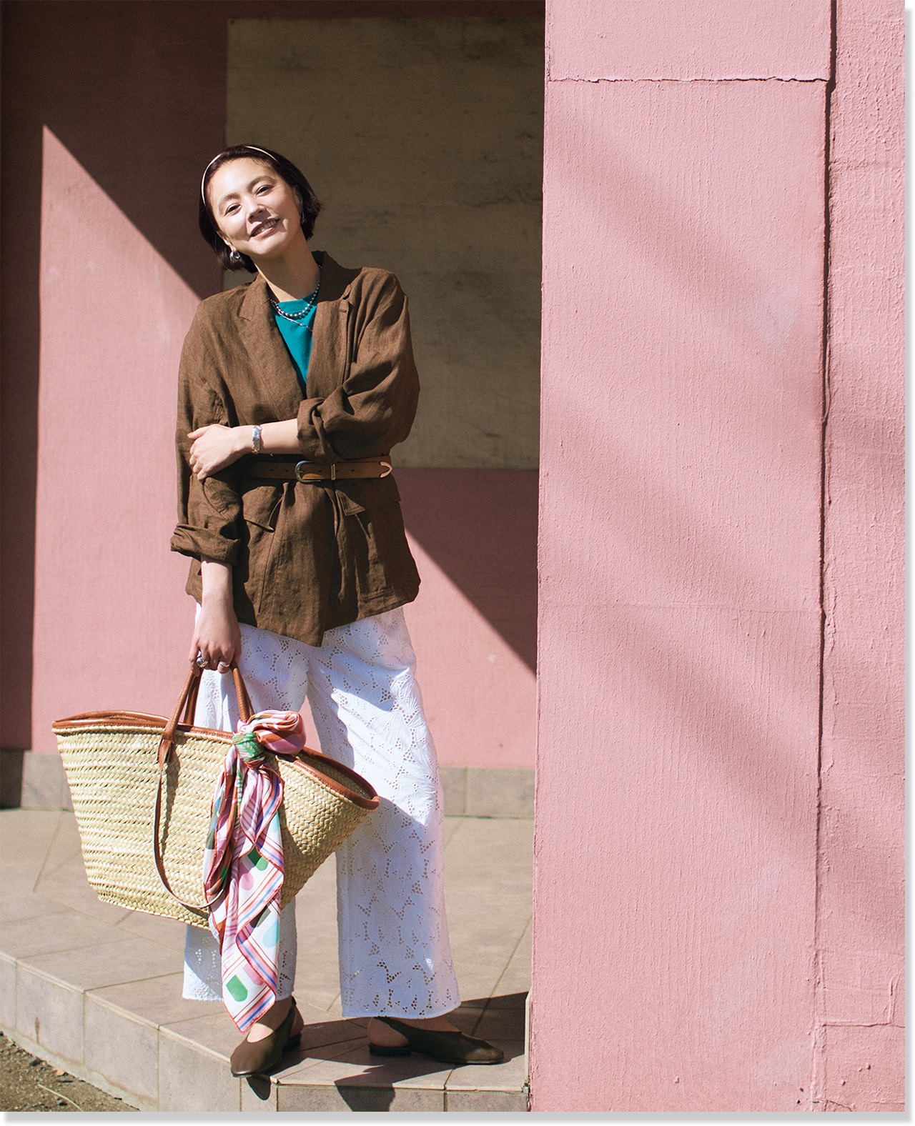 2026LEE5月号『毎日パンツ派!のための“変わり映え”する春おしゃれ』の『「白のレースパンツ」がマンネリ打破に効果あり!』のコーデ