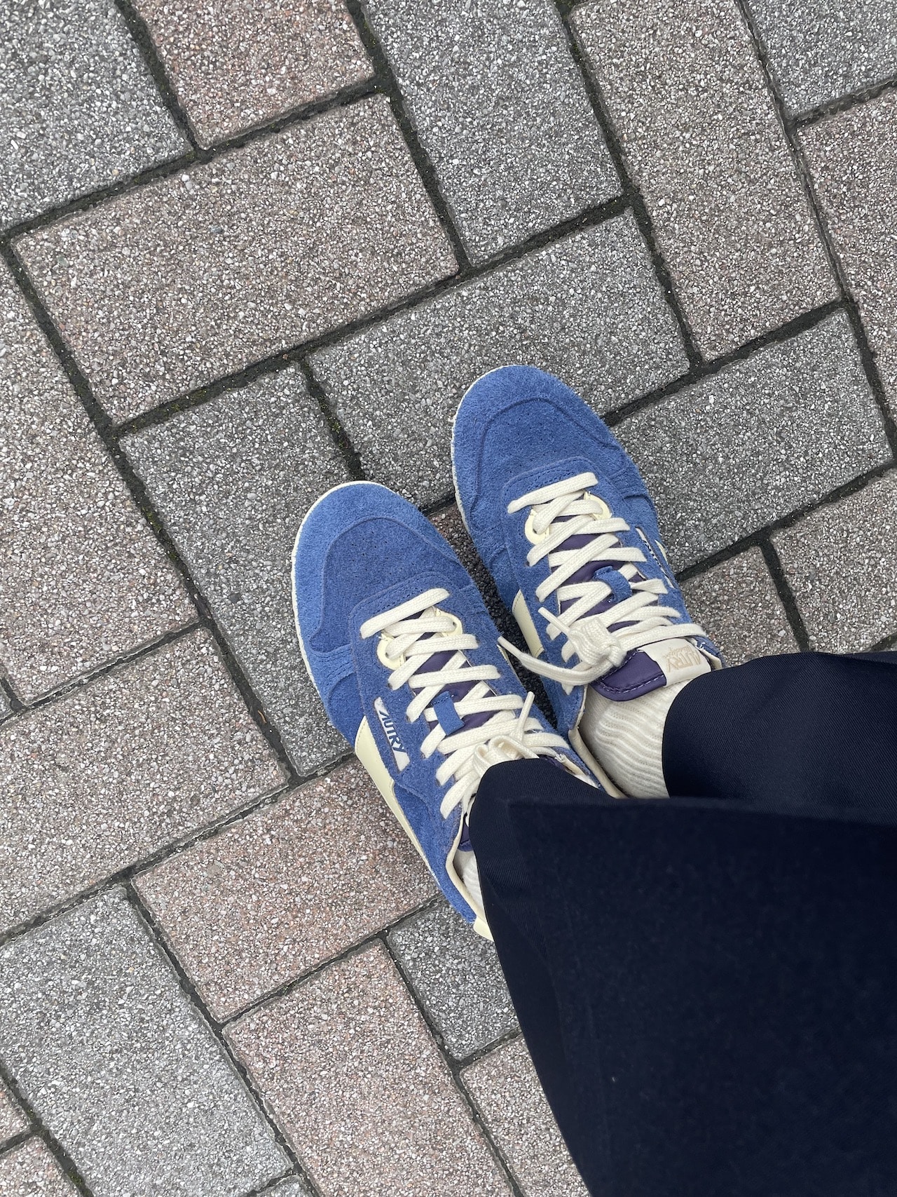 オートリーのスニーカー　青を着用