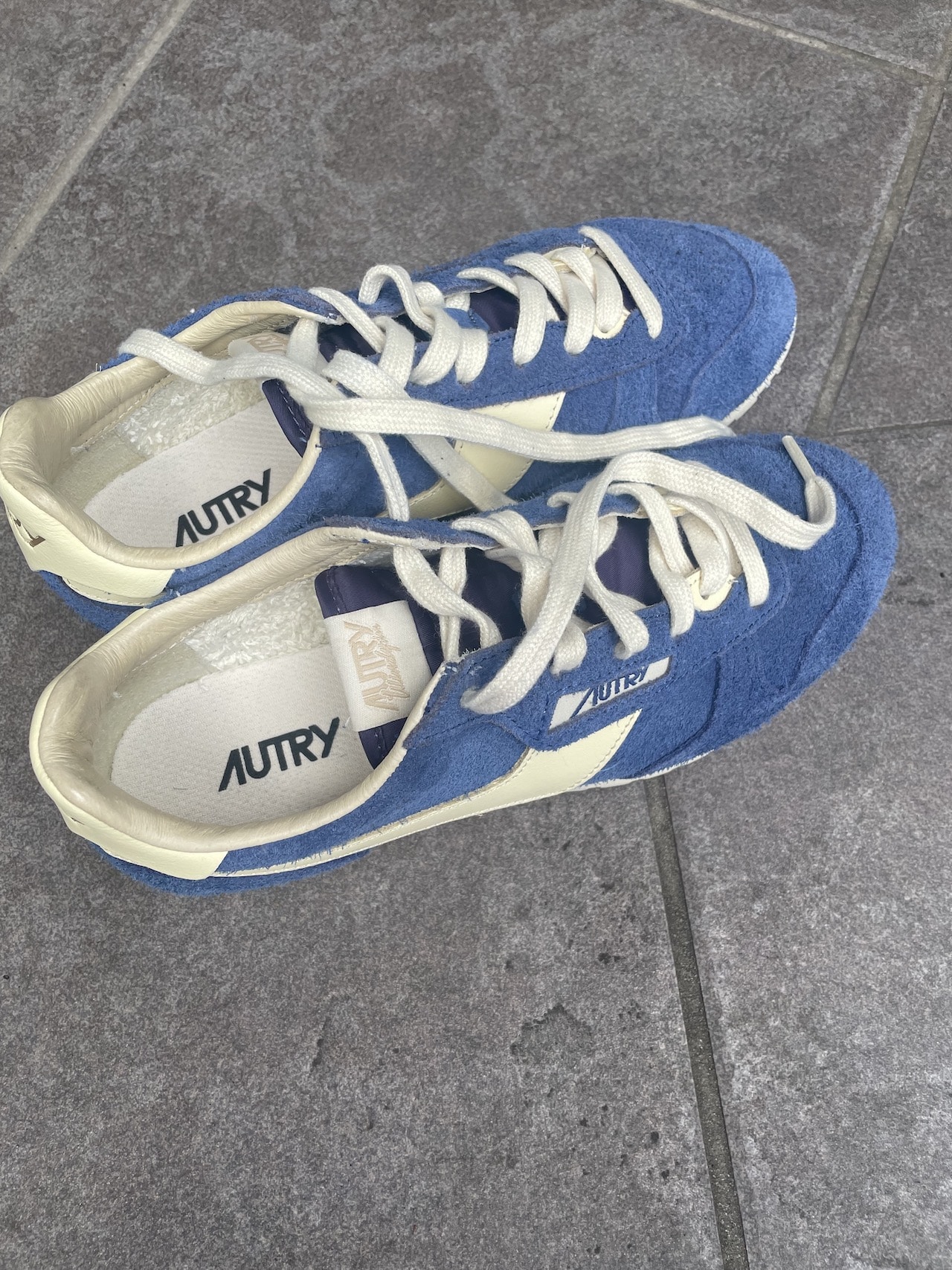 オートリーのスニーカー　青