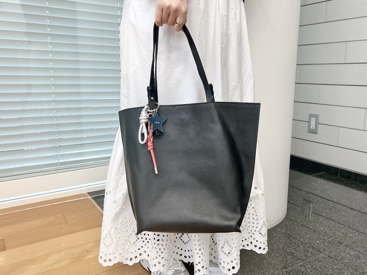 12closet「チャーム付き床革トートバッグ」を使ったコーデ