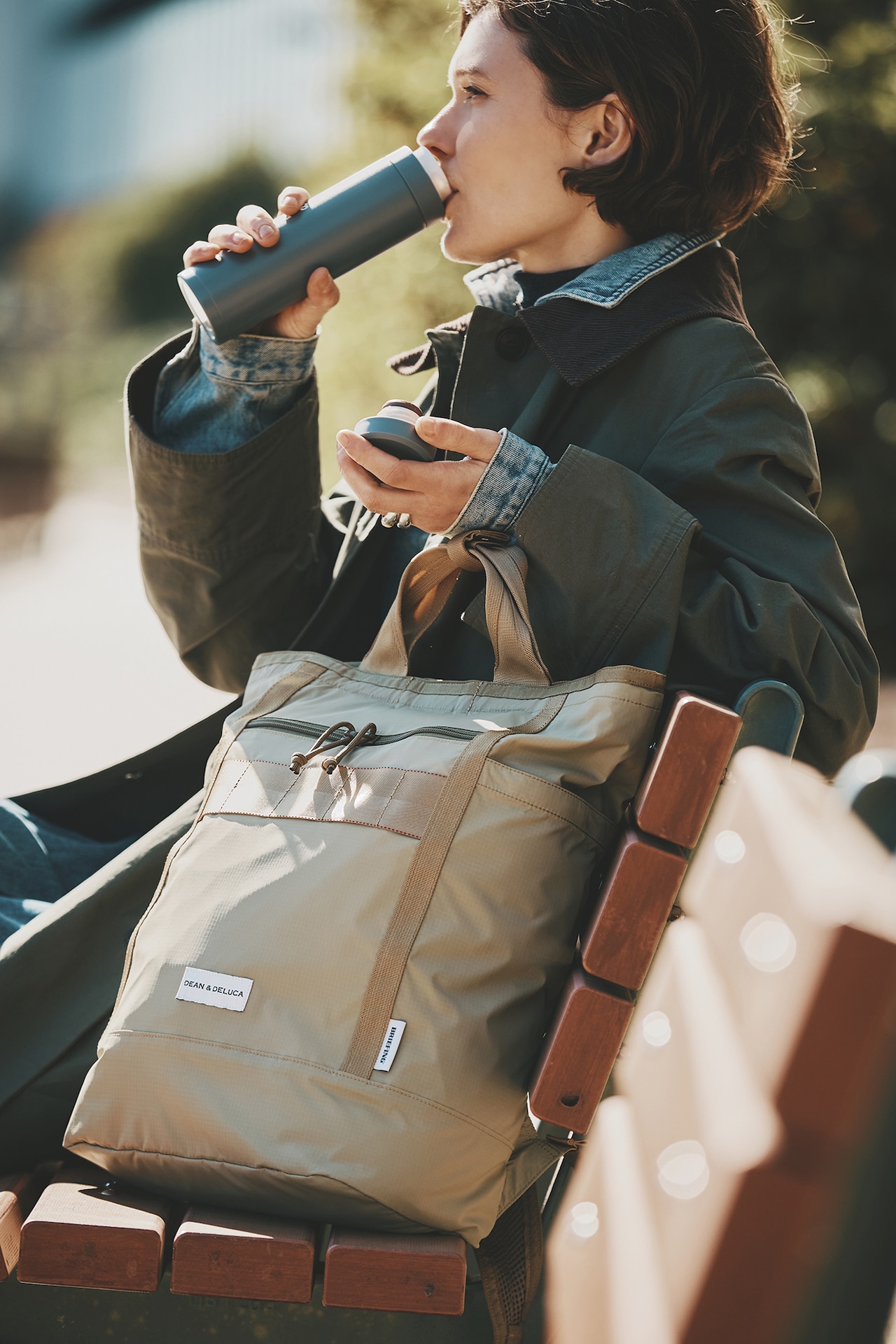 ディーン＆デルーカ×ブリーフィング「パッカブル2WAYパック」モデル使用イメージ
