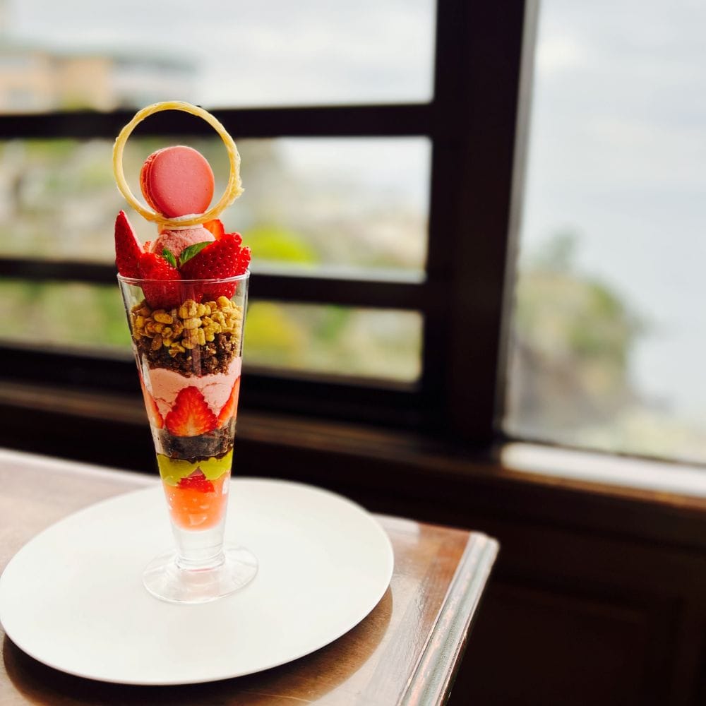 静岡県・熱海　ホテルニューアカオ　Restaurant ＆ Sweets花の妖精　静岡いちごをたっぷりと使用したパフェ テクスチャーの楽しみ＋ドリンクセット