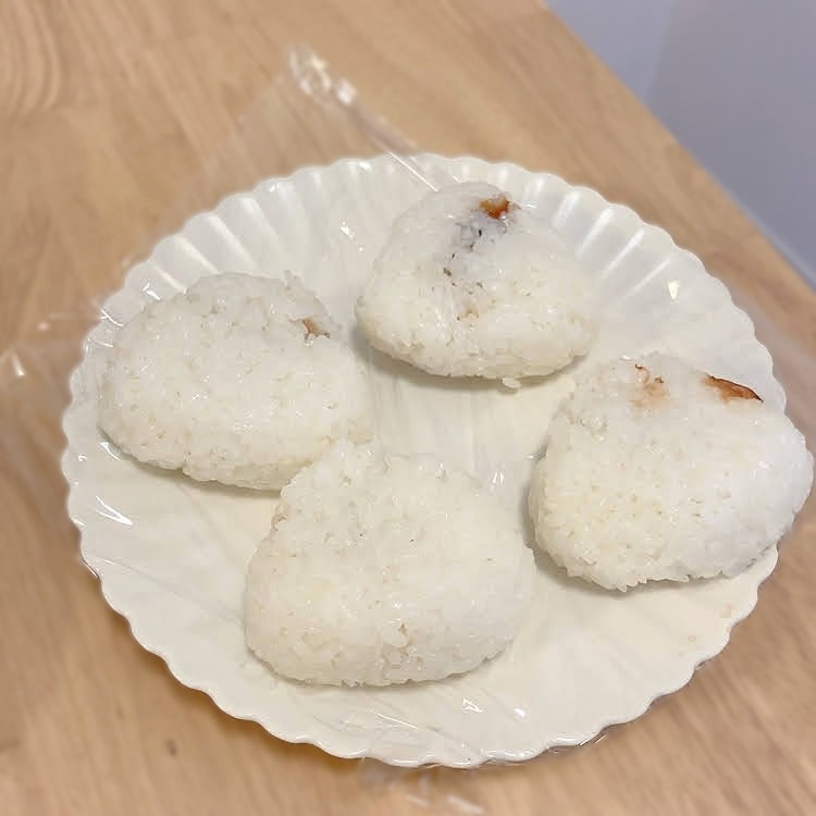 おにぎりを並べる