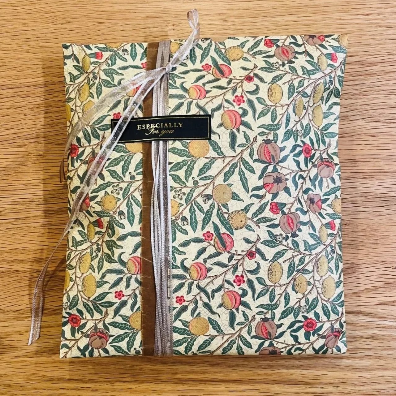 \ペーパーで包み、リボンをぐるりと!/