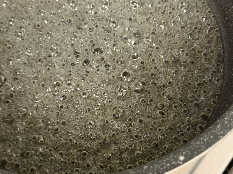 近藤幸子さん「いちご飴」飴を煮詰める様子