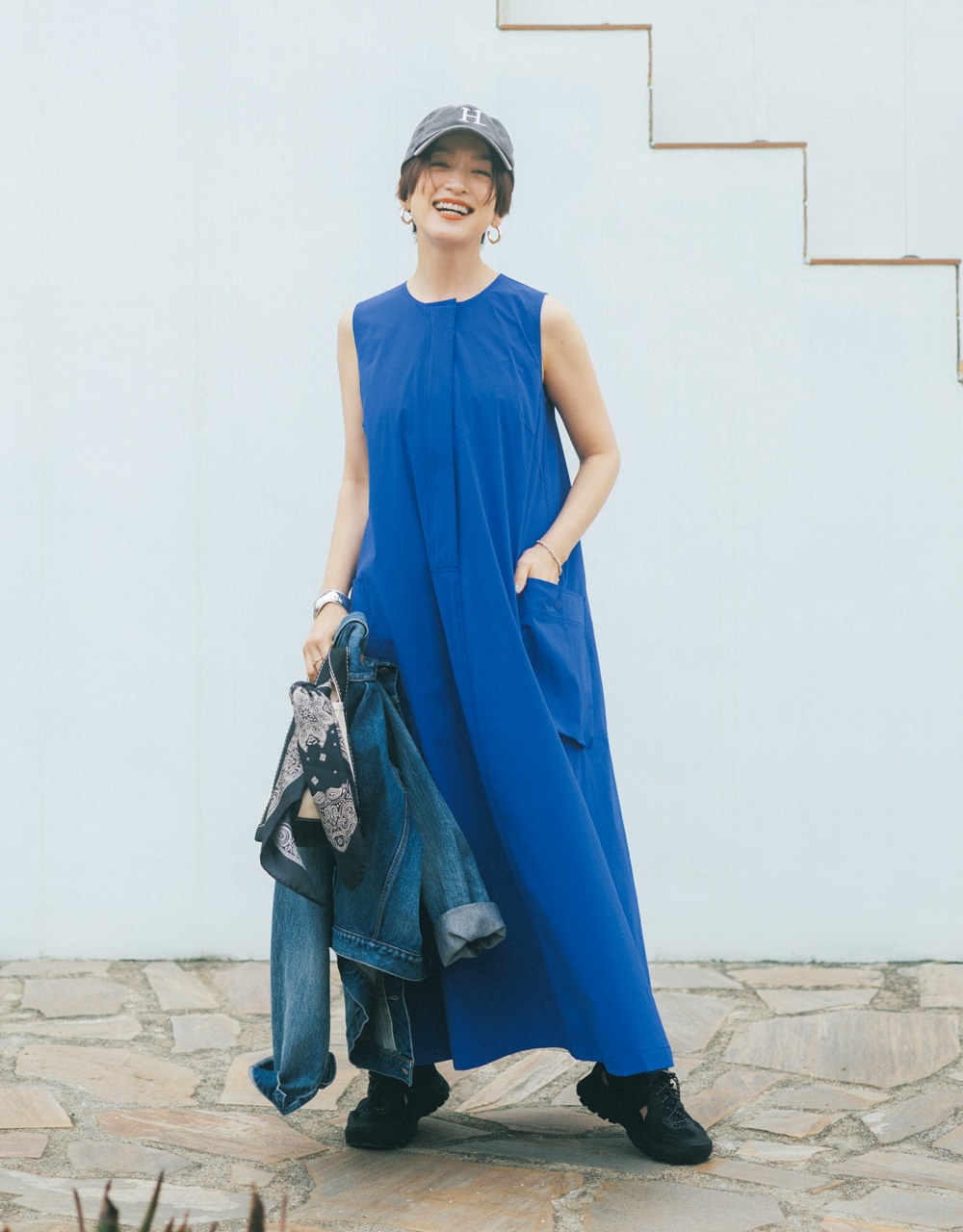 高山都さんブルーのワンピースコーデ