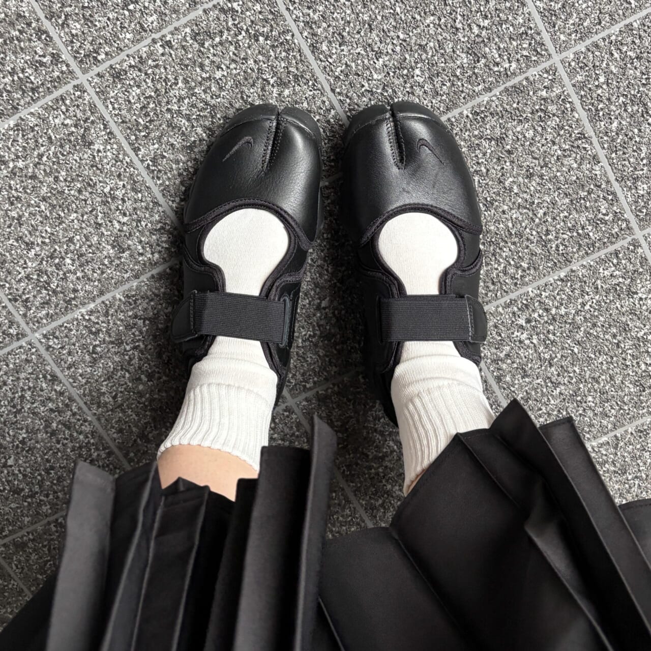 レザー素材のナイキ「エア リフト」ブラックを使ったコーデ