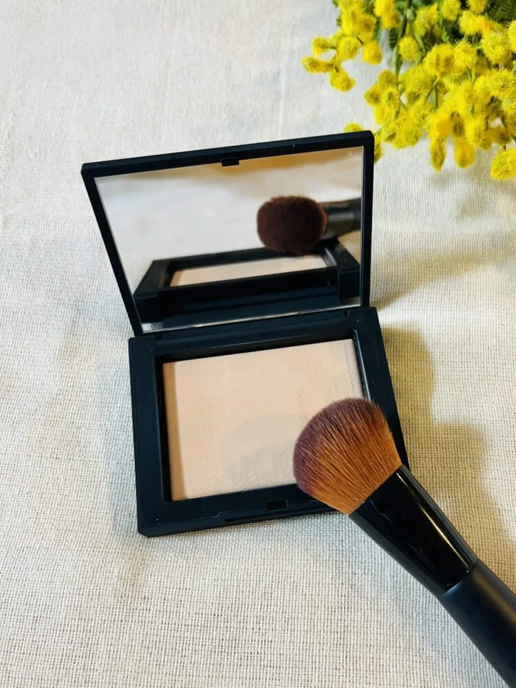 NARS「ライトリフレクティングセッティングパウダー プレスト N(05555 FOG)」中身 MARINAさん